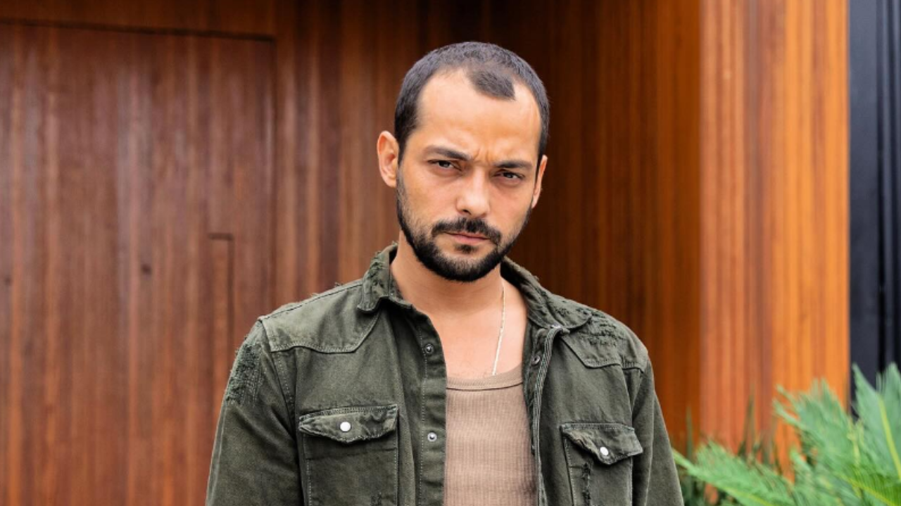 Eduardo Sterblitch revela ter usado o banheiro de Luciano Hulk para ter relações