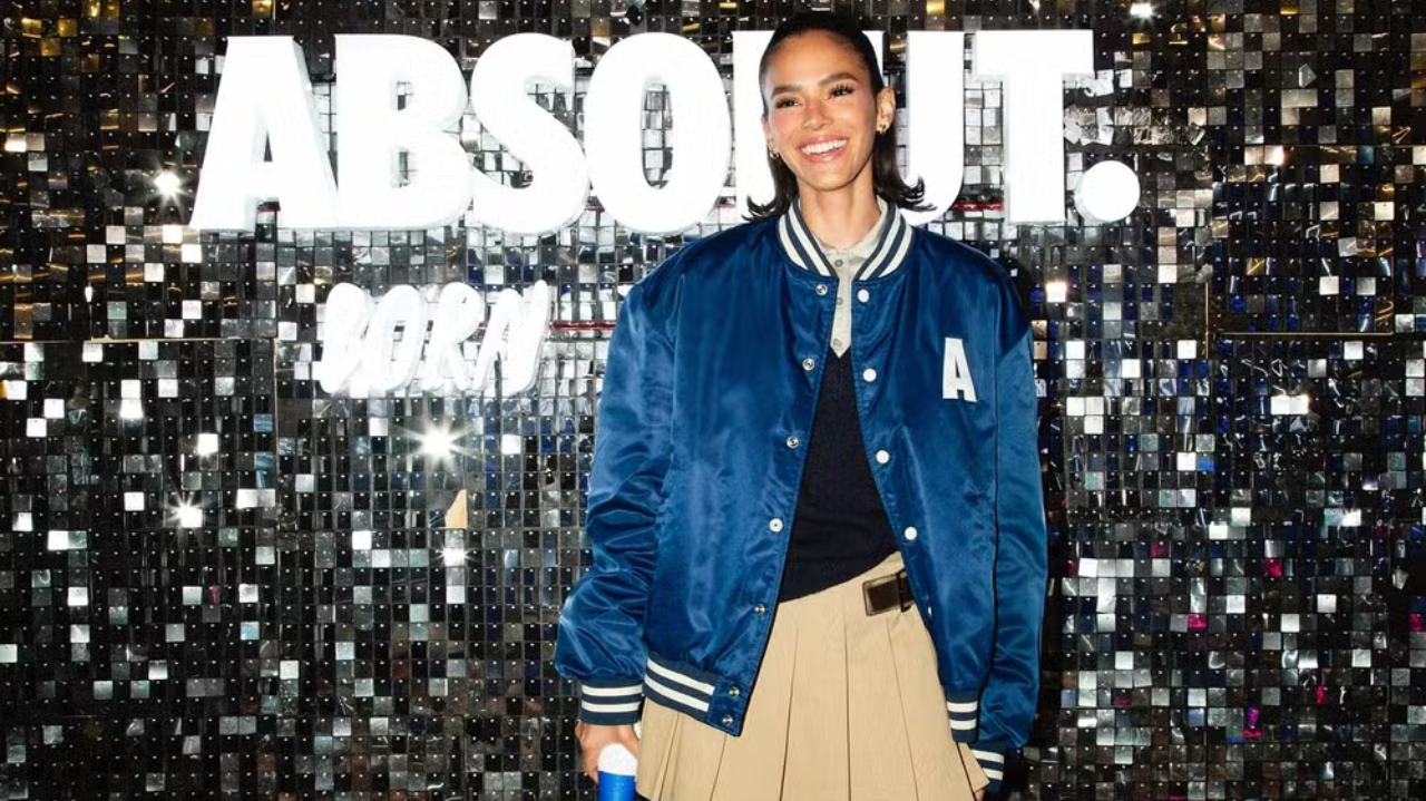 Bruna Marquezine abraça o estilo tenniscore