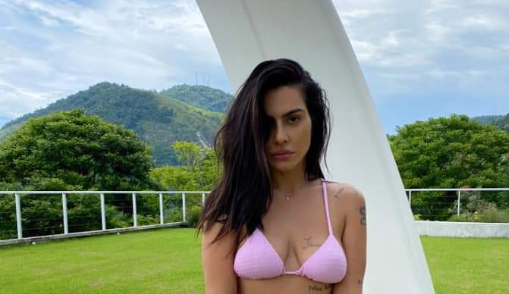 Em clique natural, Cleo Pires mostra seu corpo sem filtros