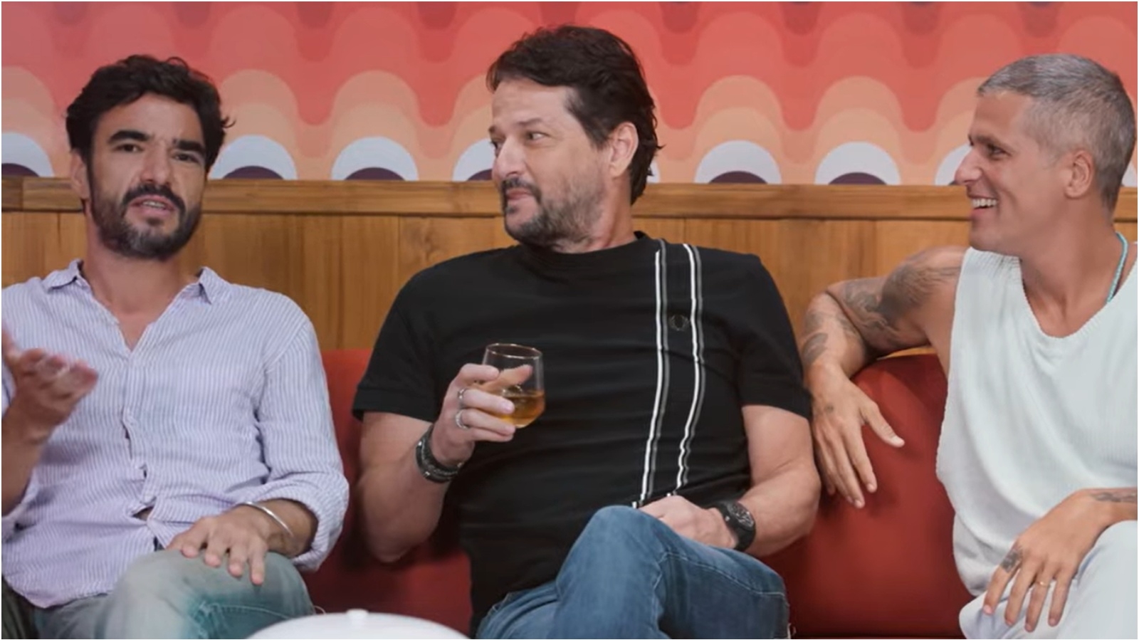 Caio Blat diz gostar de fio terra e convidado na cama: ‘Excepcional’