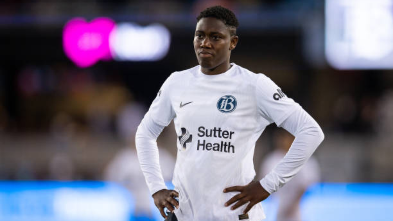 Asisat Oshoala se torna estrela do futebol após abandonar a carreira de advogada