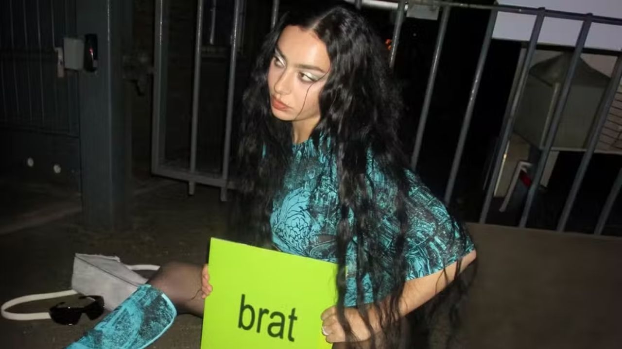 Conheça o movimento “Brat” e a revolução estética de Charli XCX
