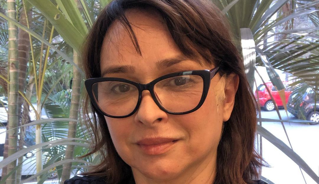 Myriam Rios assusta com sangramento auricular após cirurgia intracraniana