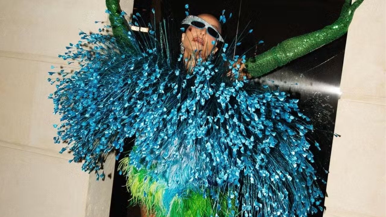 Sabrina Sato aparece com look “à la pavão” e chinela de dedo em Paris