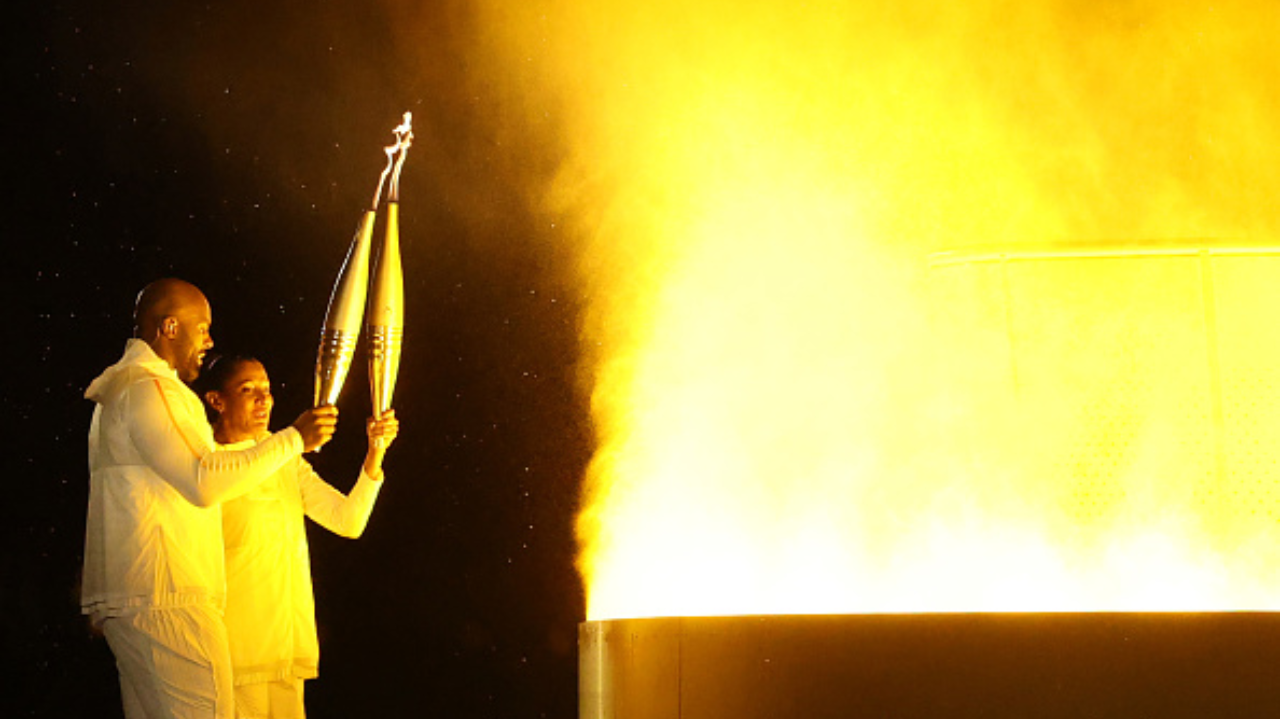 Tocha olímpica de Paris 2024 brilha em cerimônia após percurso de 68 dias