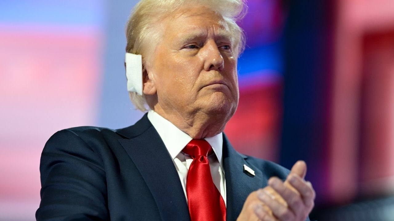 FBI Confirma que Trump foi ferido por bala em atentado na Pensilvânia