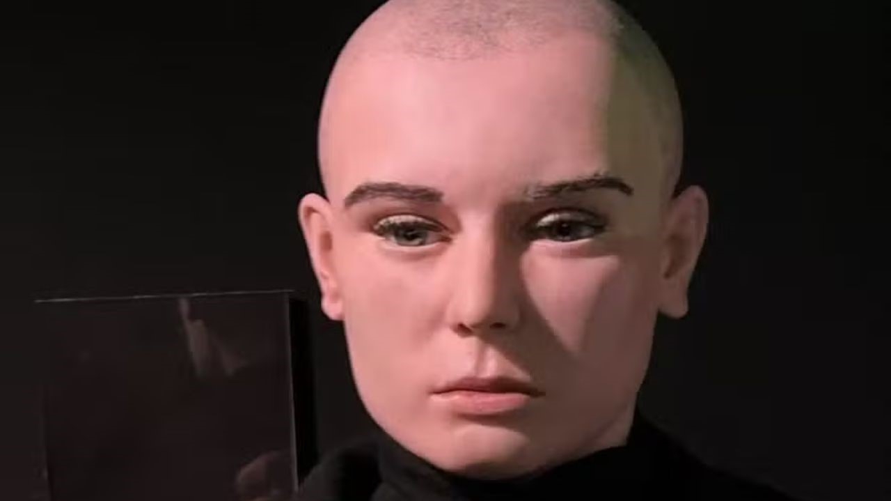 Estátua em homenagem a Sinead O”Connor sai de exposição em museu de Dublin