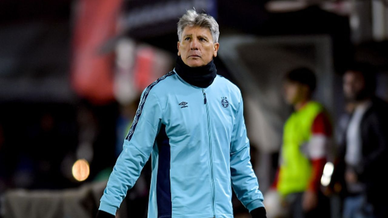 Grêmio vence Vasco e sai da zona de rebaixamento em jogo com clima de Olímpico