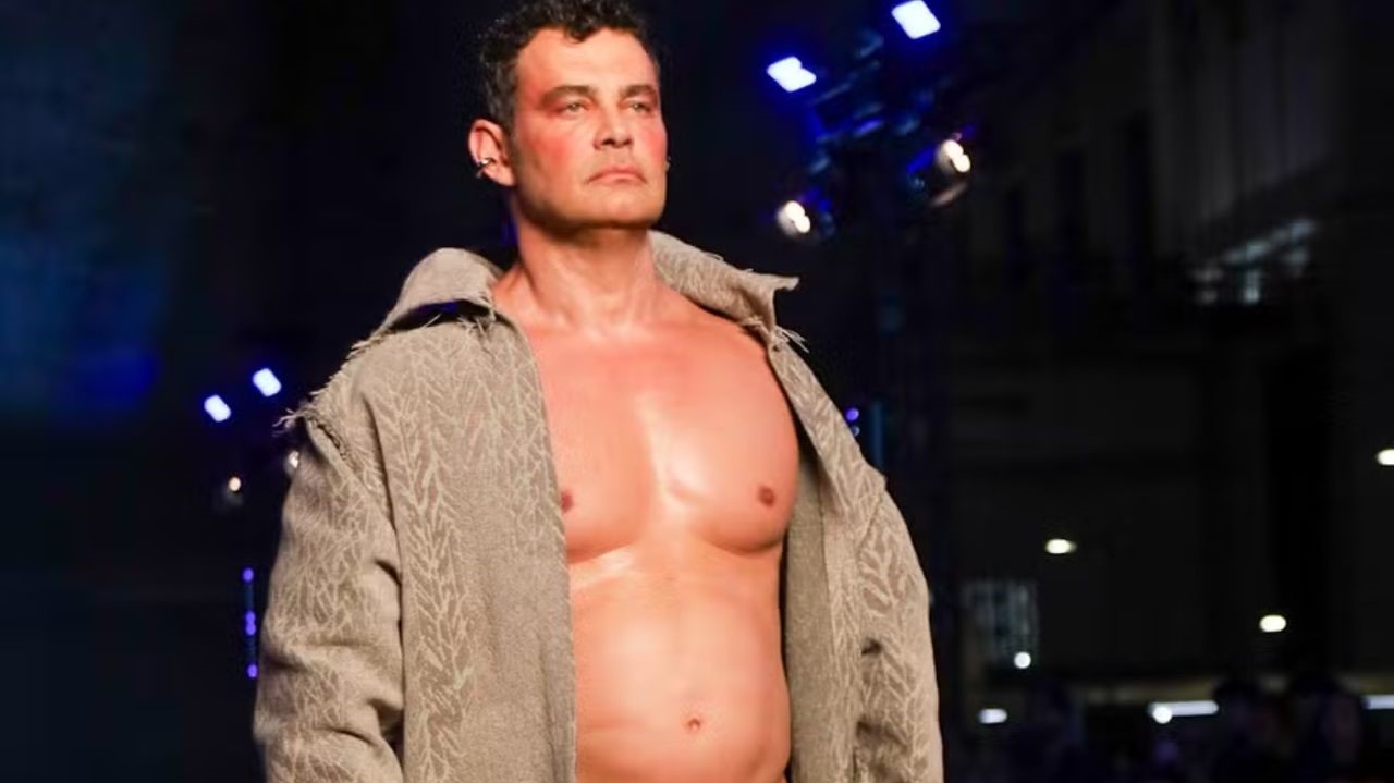 Carmo Dalla Vecchia desfila com traje íntimo inusitado em São Paulo