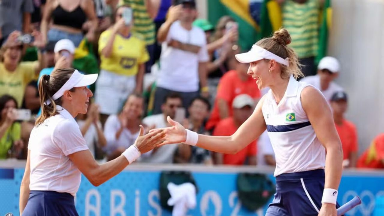 Beatriz Haddad e Luisa Stefani derrotam dupla chinesa no tênis