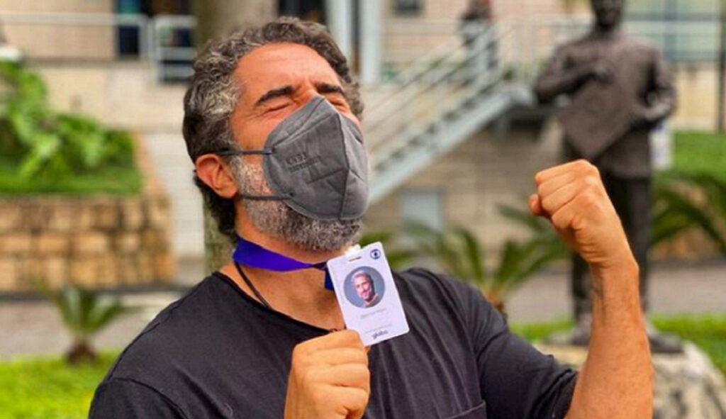 Marcos Mion esquece crachá da Globo “/Logo eu”/