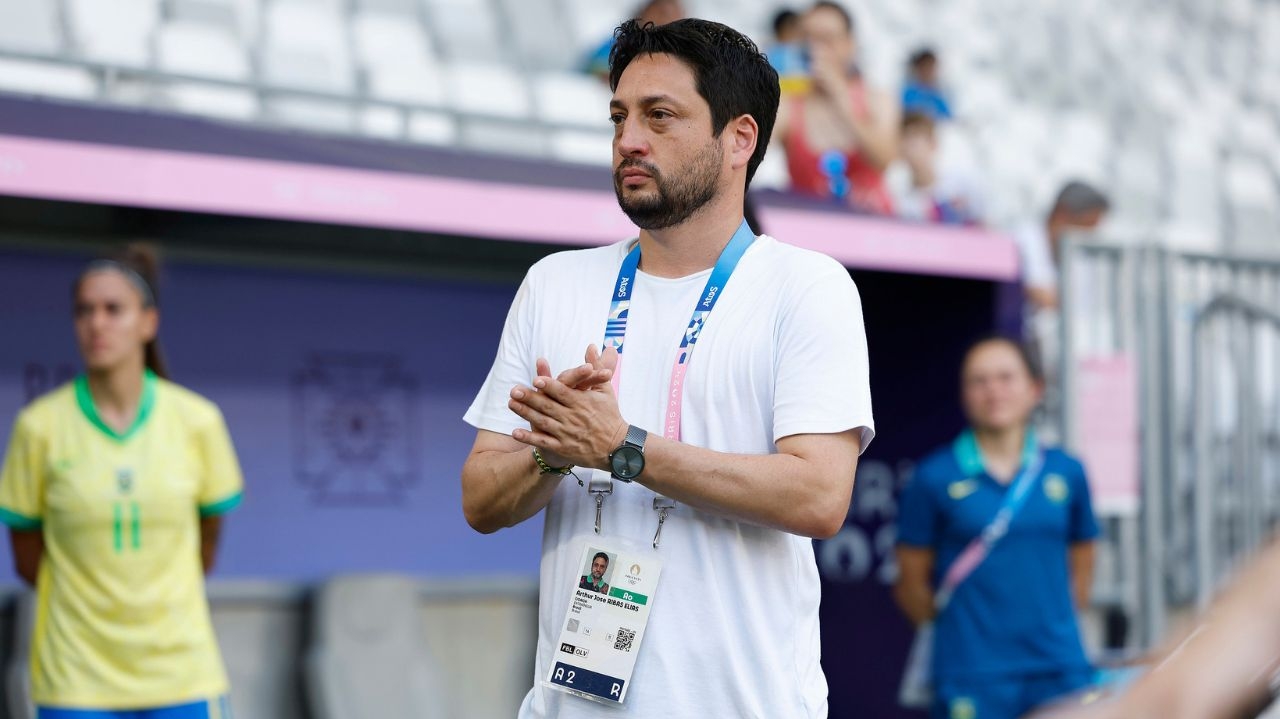 Arthur Elias comenta a expulsão de Marta e destaca desempenho da equipe feminina