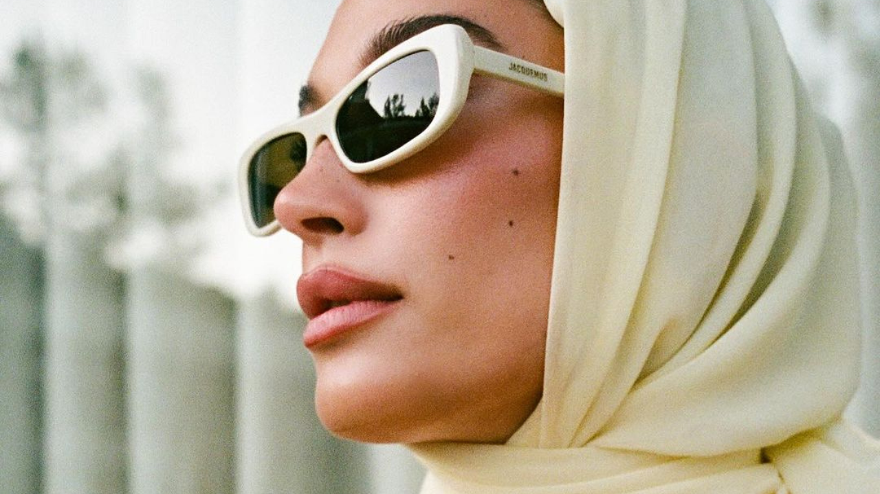 Hailey Bieber aposta em look “yellow butter” em seu chá de bebê