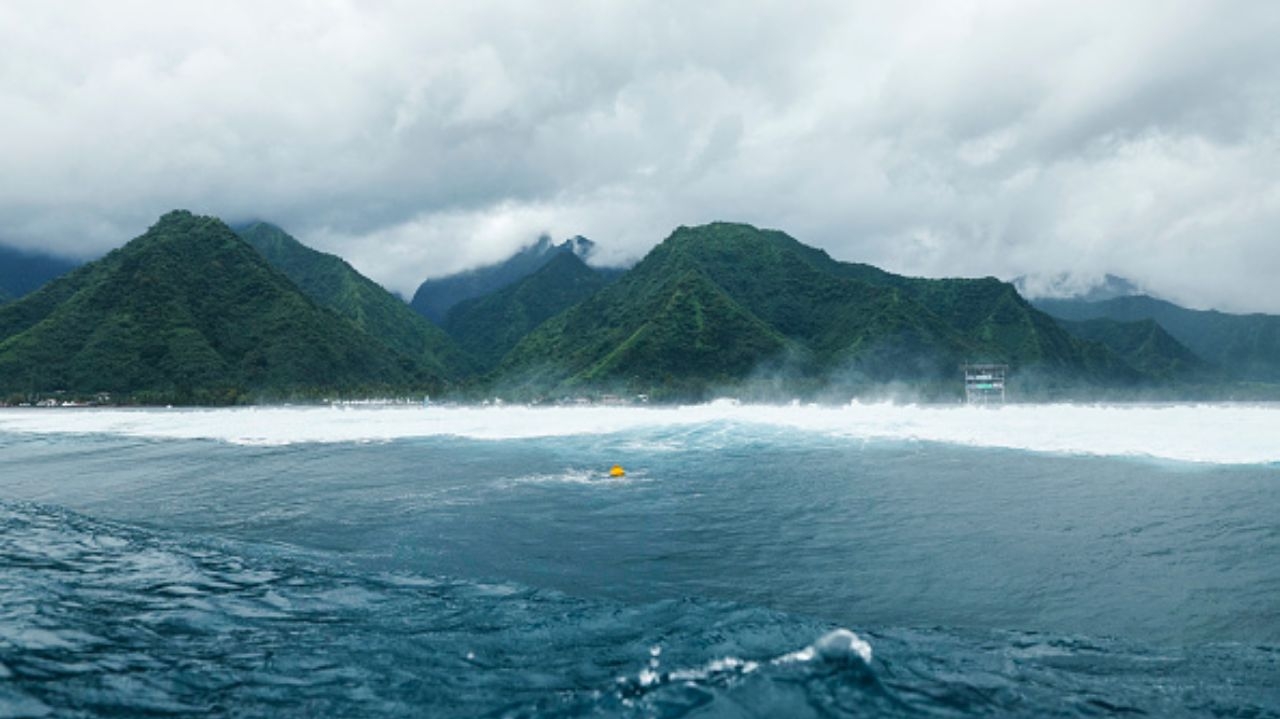 Provas de surfe são adiadas devido às condições adversas no Taiti