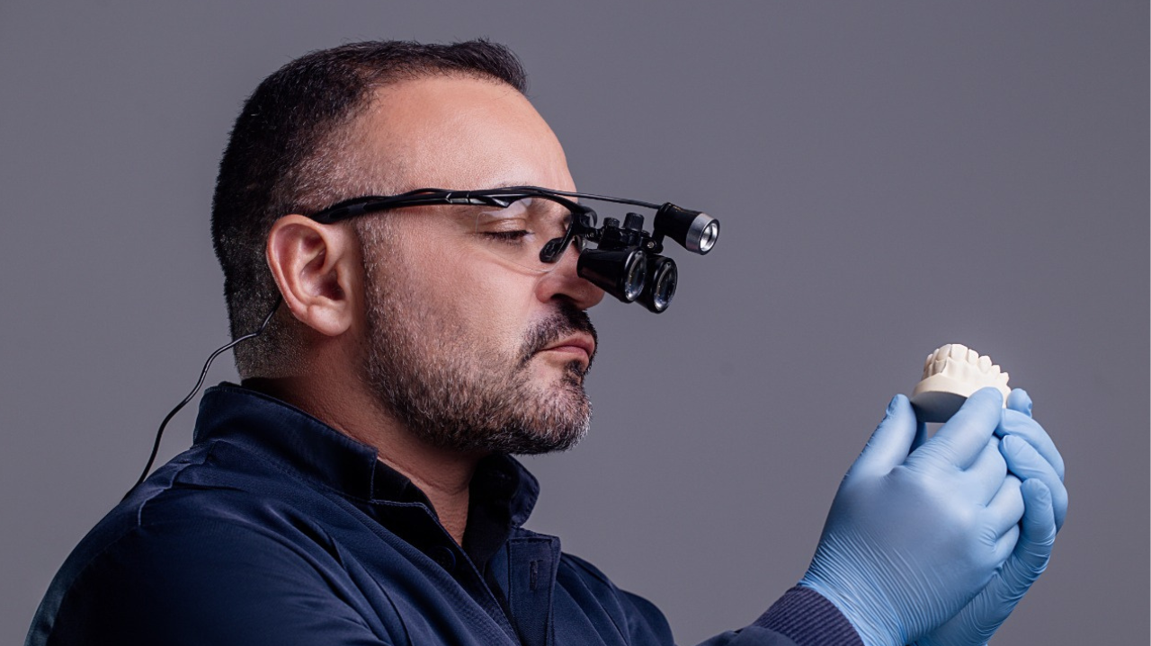 Como evitar um sorriso artificial com lente de contato dental? Dr. Douglas Guidoni responde