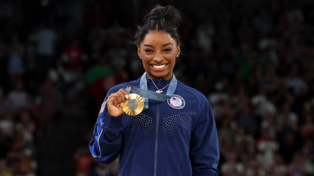 Simone Biles retorna em grande estilo e se torna a terceira bicampeã olímpica na ginástica