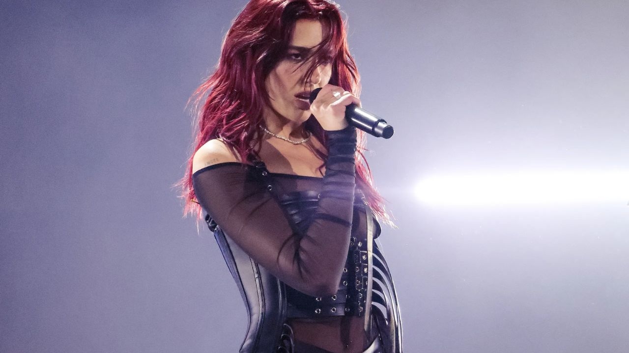 Dua Lipa aposta em looks rockstar em nova turnê