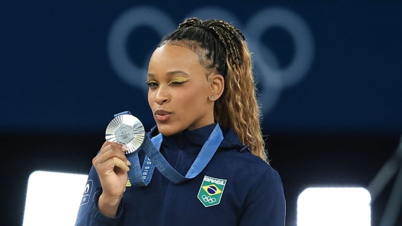 Rebeca Andrade comemora a prata no individual geral