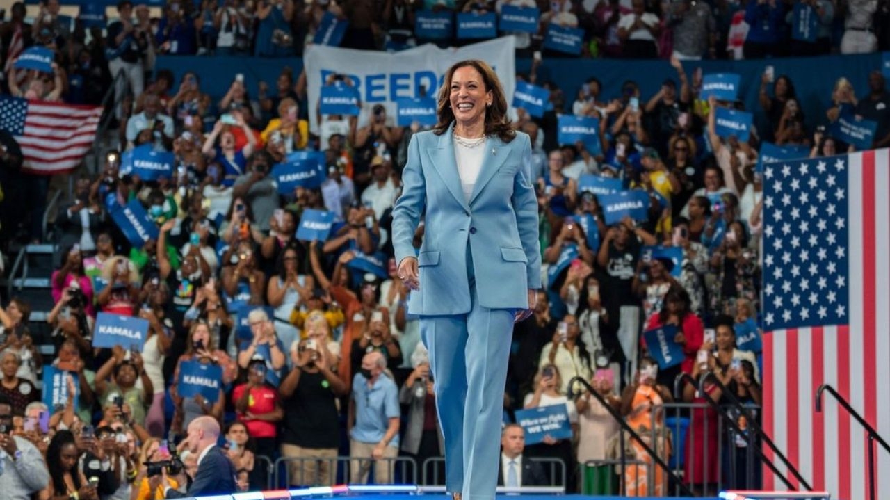 Candidata a presidência dos EUA, Kamala Harris arrecada R$ 1,7 bilhão em julho e supera Trump