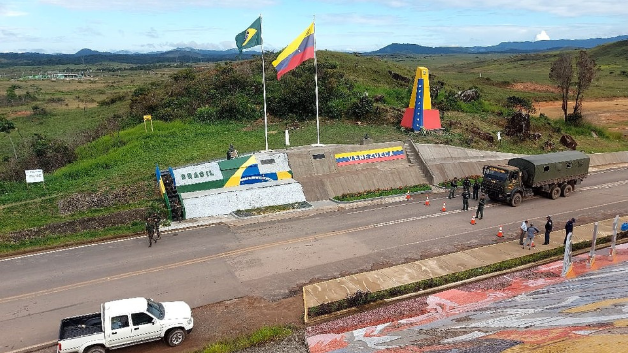 Venezuelanos cruzam a fronteira com o Brasil após a reeleição de Maduro