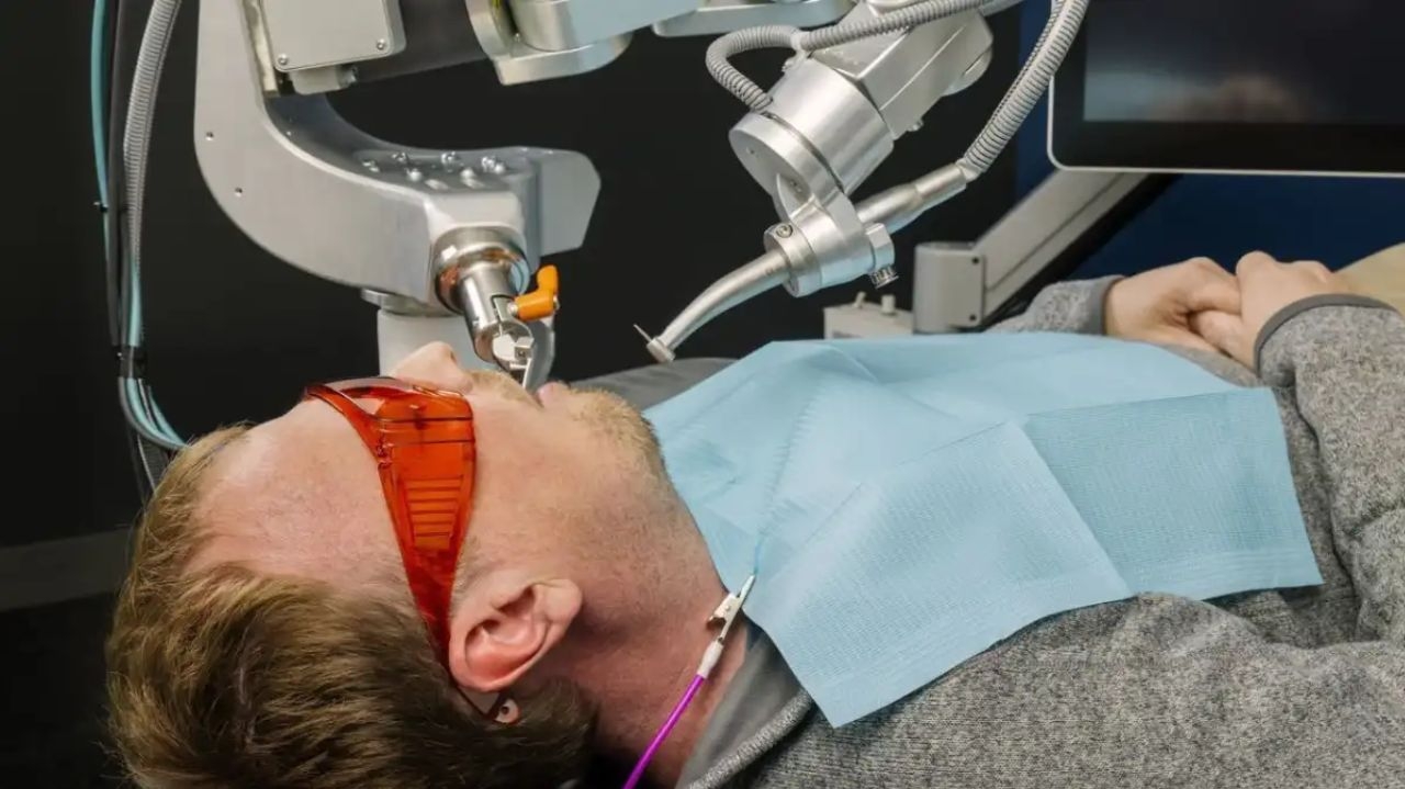 Robô dentista realiza procedimento odontológico em 15 minutos