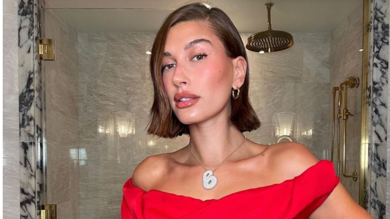 Colar romântico que complementa looks de Hailey Bieber é pouco notado