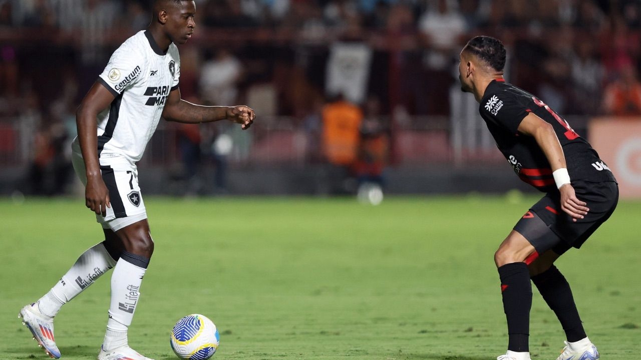 Botafogo goleia Atlético-GO fora de casa e briga pela liderança