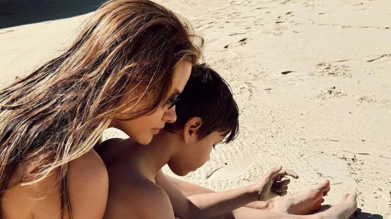 Andressa Suita e Gustavo Lima se divertem na praia com os filhos