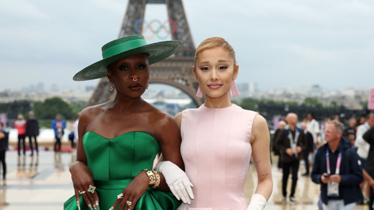 Cynthia Erivo e Ariana Grande se destacam com looks para a divulgação de “Wicked”