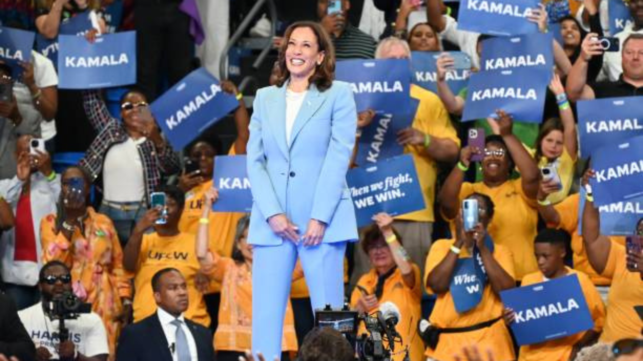Kamala Harris conversa com finalistas da candidatura de vice-presidência dos EUA