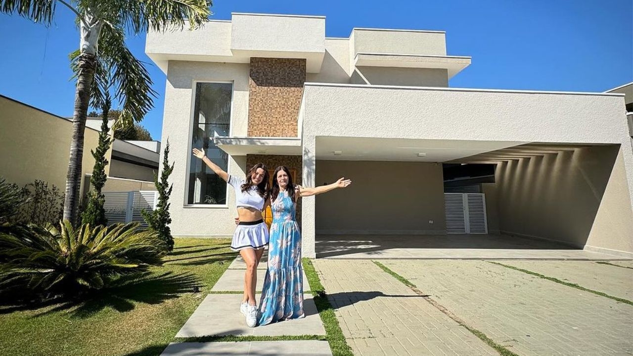 Ex-BBB Beatriz Reis celebra mudança para casa nova junto com a mãe