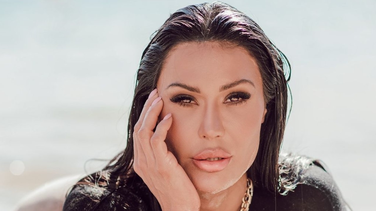 Gracyanne Barbosa deixa a mansão onde morava com Belo