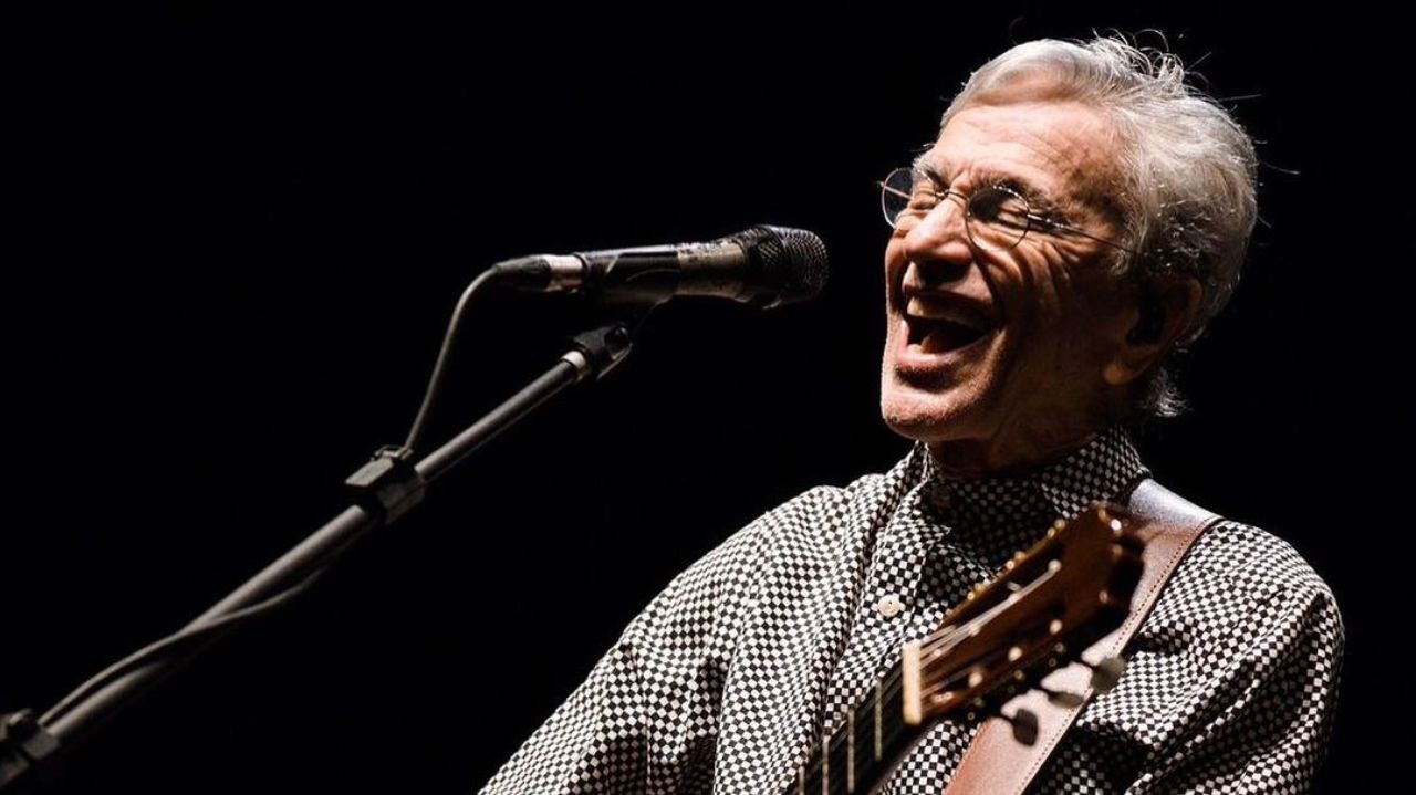 Caetano Veloso celebra 82 anos e recebe homenagens nas redes sociais
