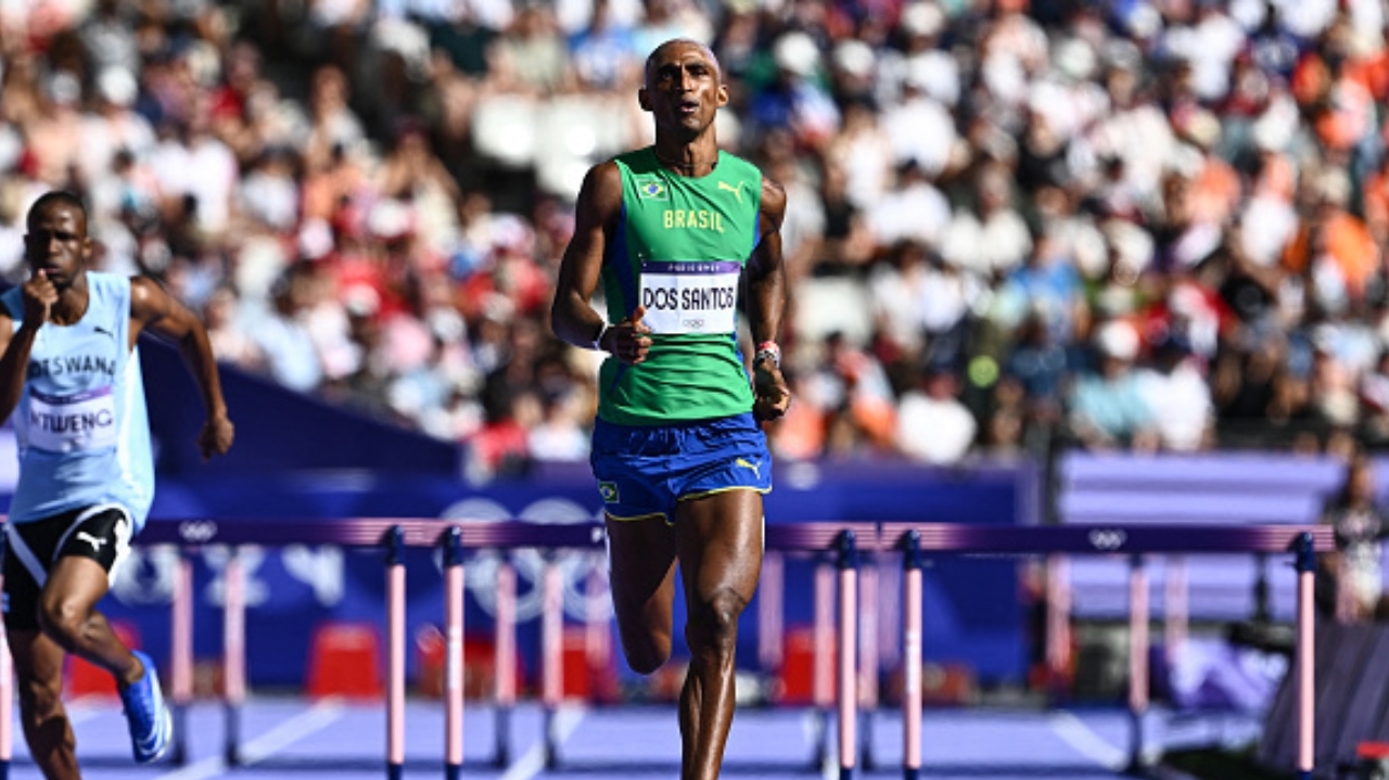 Piu assusta, mas se classifica para a final dos 400 metros com barreiras