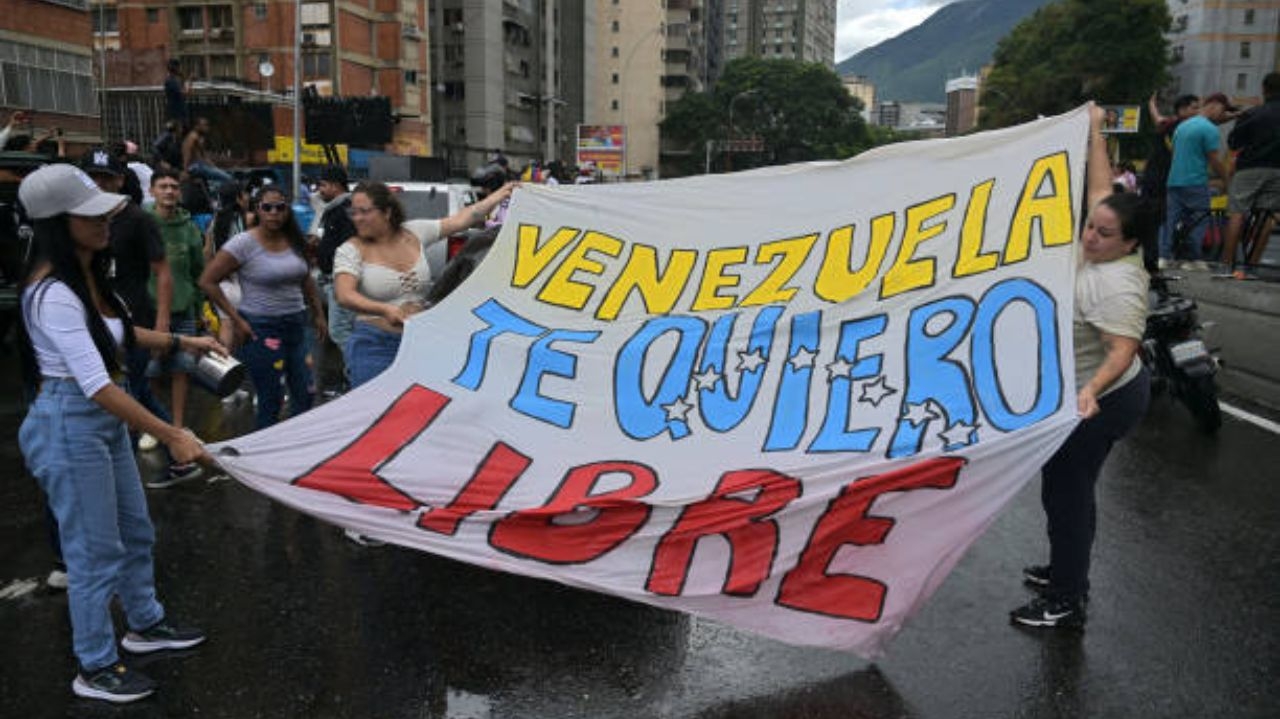 Grupo de acadêmicos condenam repressão na Venezuela e pedem a vitória do opositor