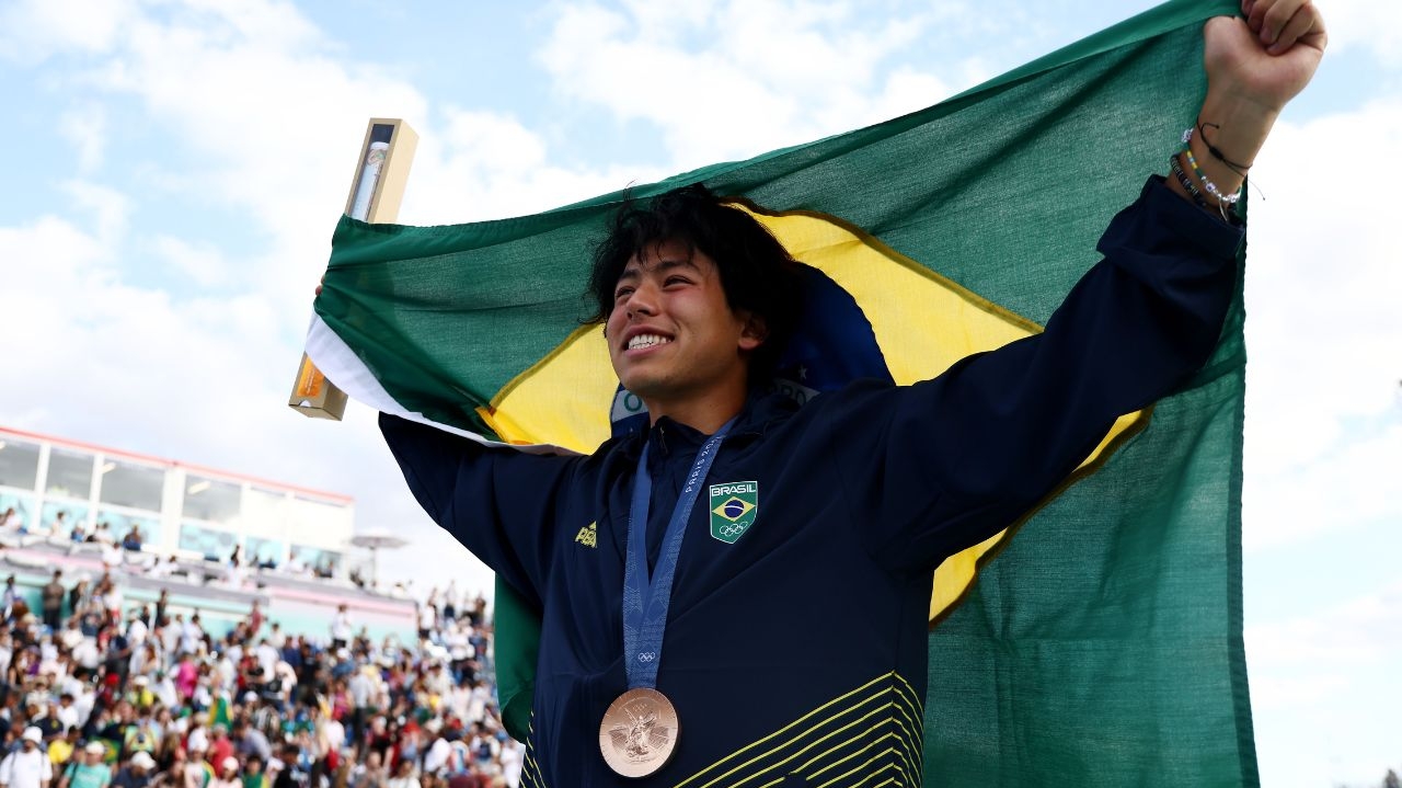 Augusto Akio conquista a medalha de bronze no skate park das Olimpíadas