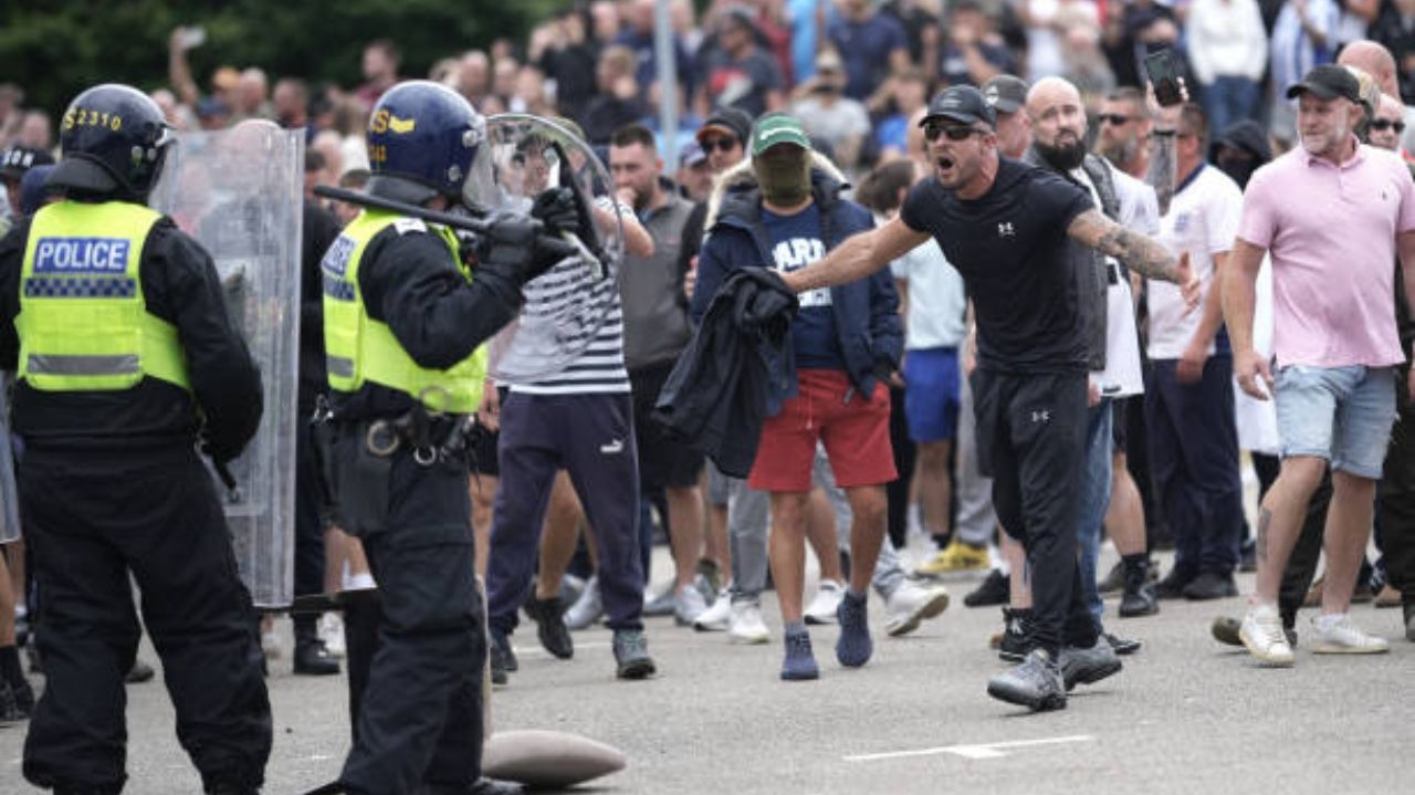 Britânicos saem para as ruas para defender os imigrantes