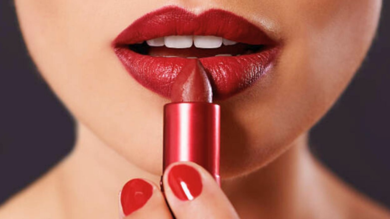 Lábios vermelho cereja dominam o visual do verão 2025