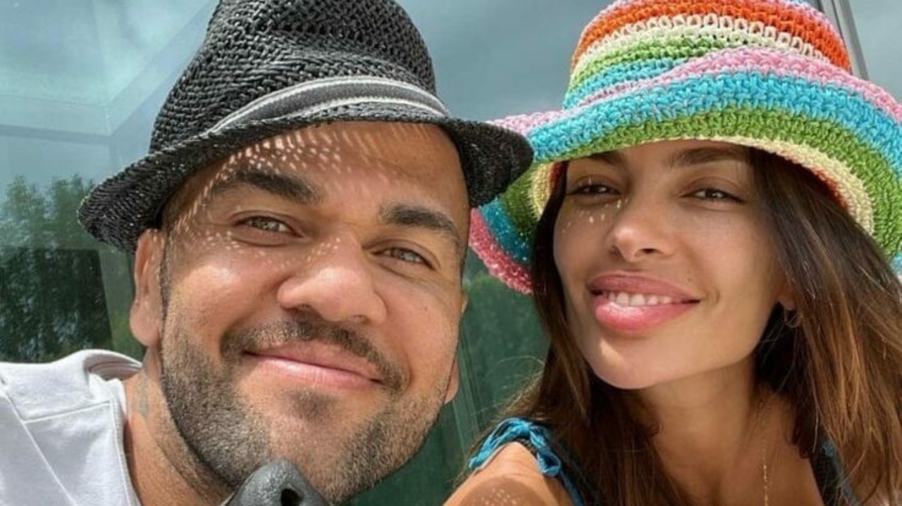 Esposa de Daniel Alves publica fotos do jogador depois da prisão