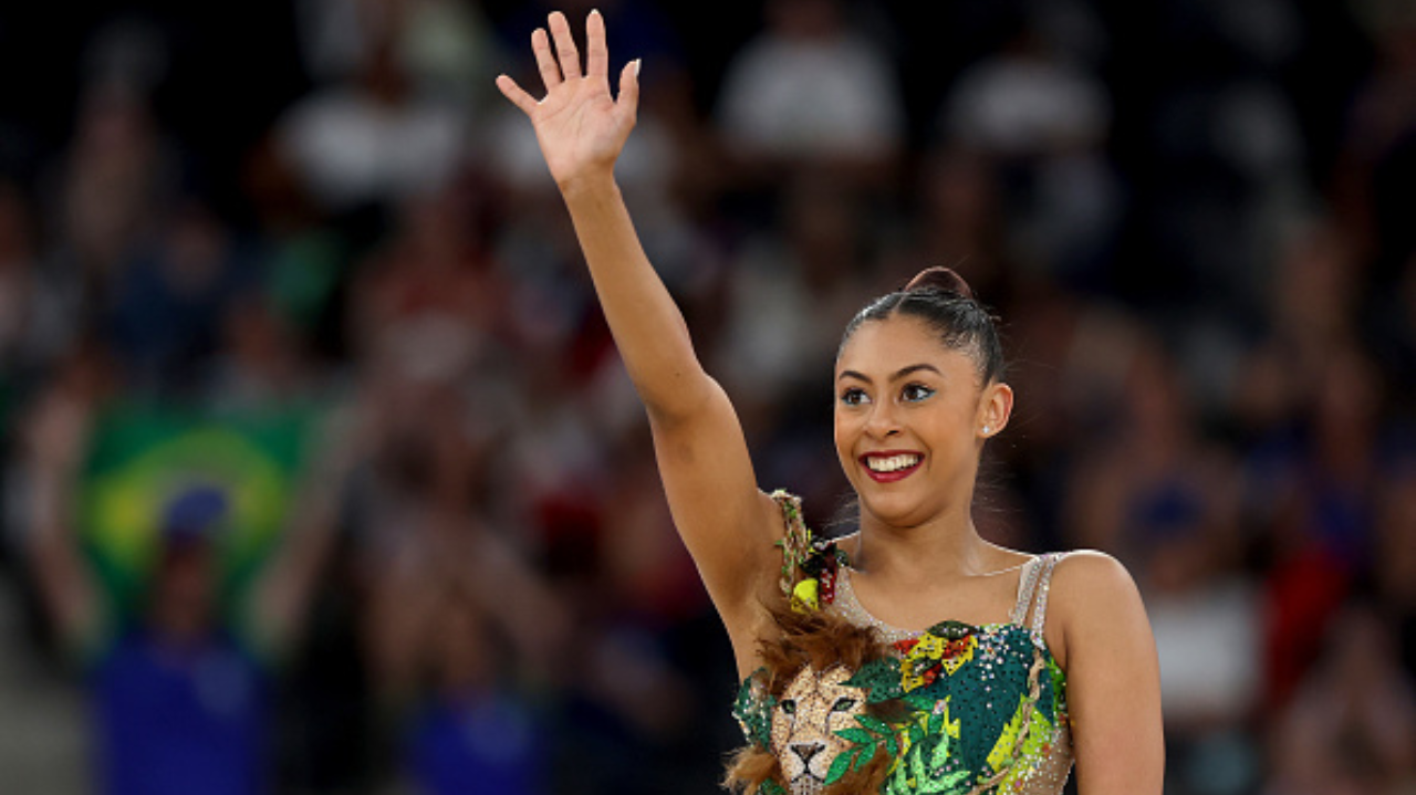 Bárbara Domingos entra para a história como finalista brasileira da ginástica rítmica