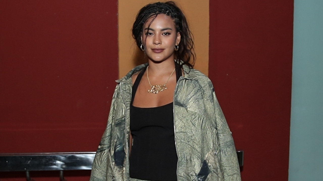 Após críticas por usar produção oversized, Bella Campos se manifesta nas redes sociais