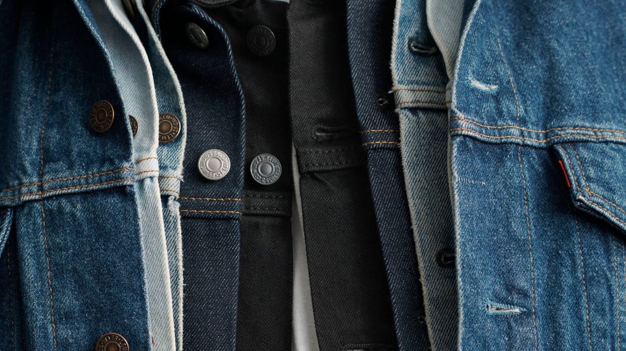 Jeans brilhantes retornam como tendência para o restante da temporada