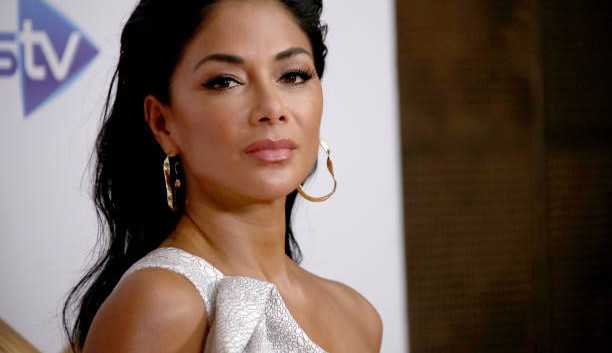 Nicole Scherzinger causa ao malhar de biquíni em academia