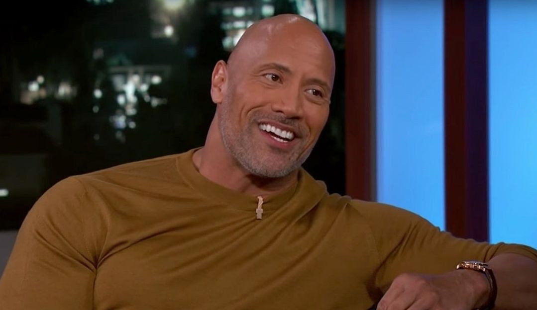 The Rock surpreende fãs e turistas durante passeio