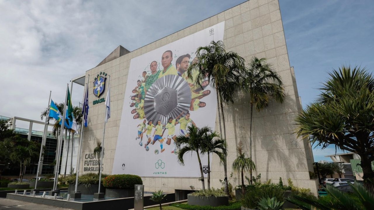 CBF faz homenagem para seleção feminina de futebol