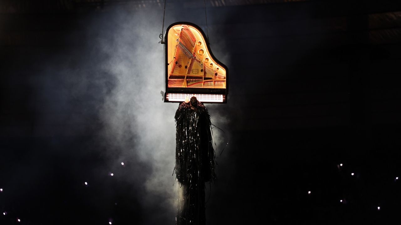 Cerimônia de encerramento das Olimpíadas de Paris é marcada por luxo e glamour