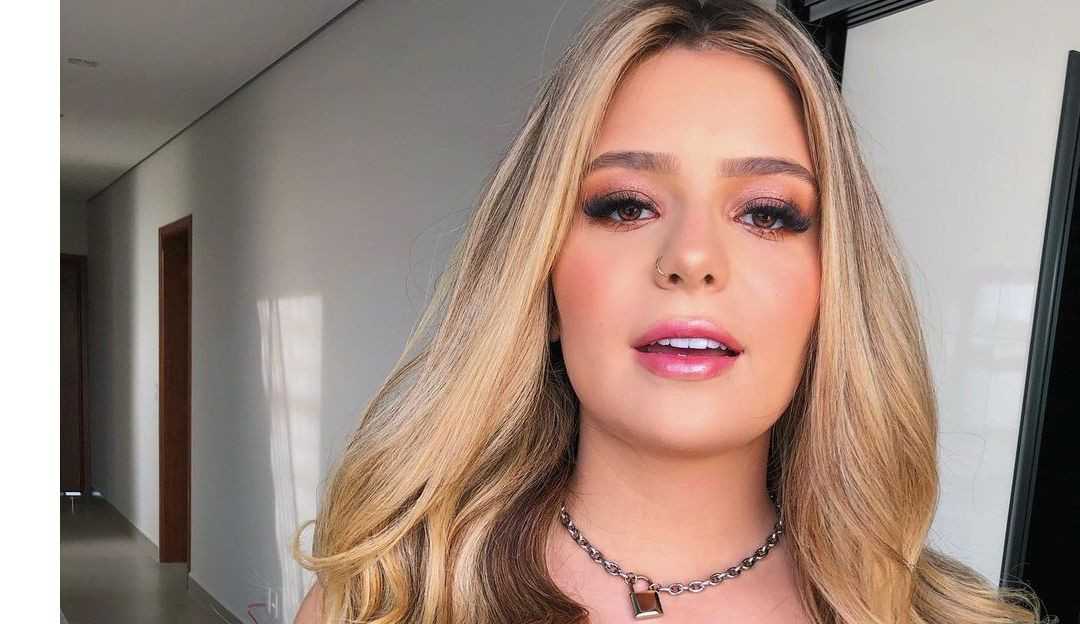 Viih Tube exibe jantar luxuoso e come carne banhada a Ouro