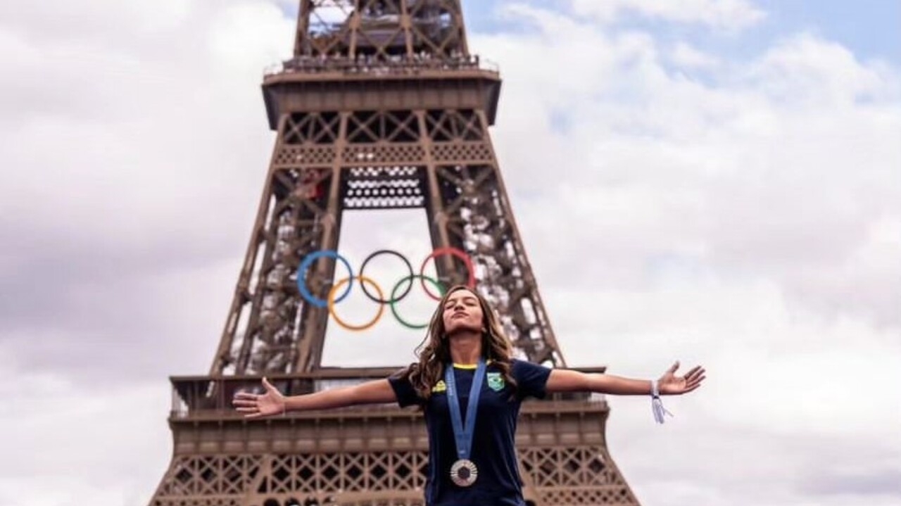 Rayssa Leal desfila com Corpo de Bombeiros na sua cidade natal