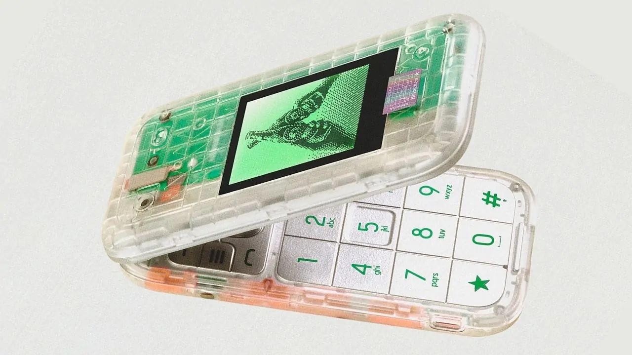 Heineken traz o Boring Phone ao Brasil para promover a vida offline