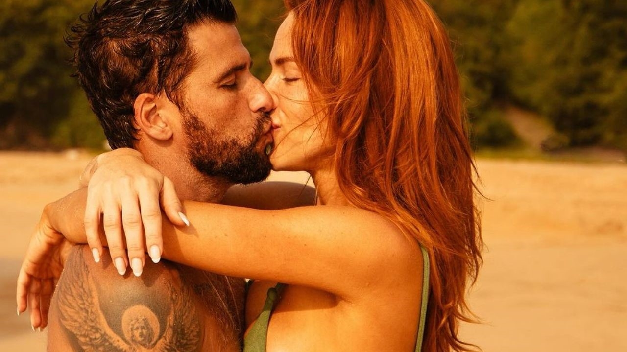 Em Fernando de Noronha, Gio Ewbank recebe carícia inusitada de Bruno Gagliasso